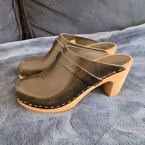 Swedish Hasbeens black clogs sz 38